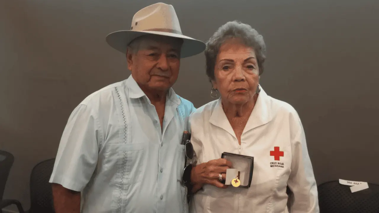 Reconocen a Uvelina Gómez por 50 años como socorrista de la Cruz Roja