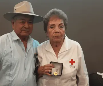 Reconocen a Uvelina Gómez por 50 años como socorrista de la Cruz Roja