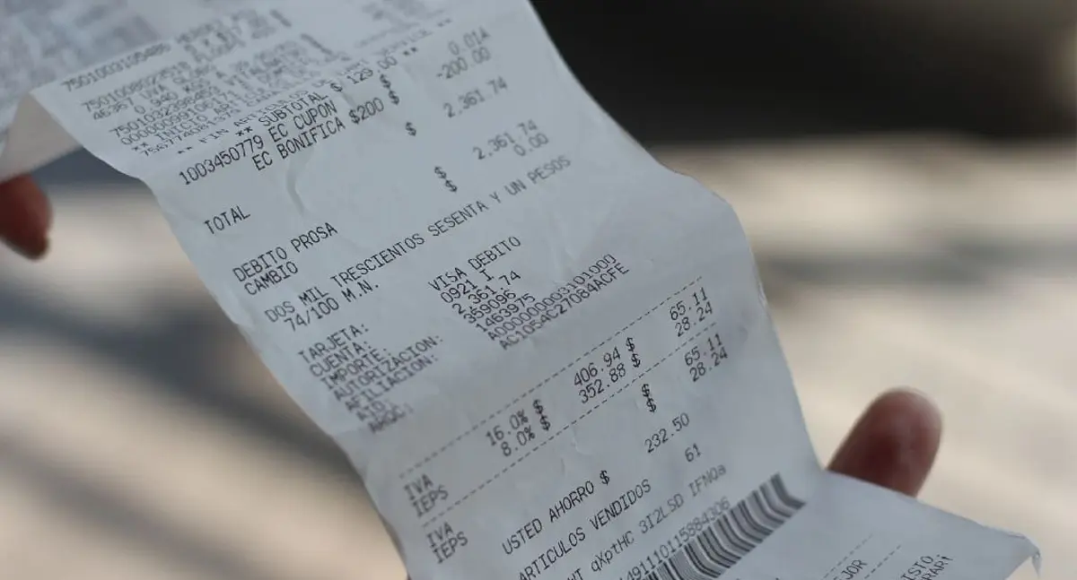 ¿Es ilegal que las tiendas revisen el ticket de compra? Esto dice Profeco