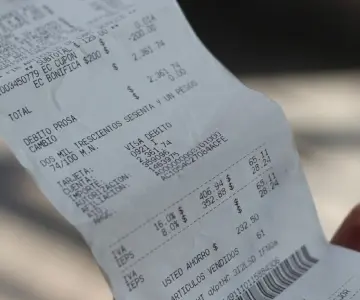 ¿Es ilegal que las tiendas revisen el ticket de compra? Esto dice Profeco