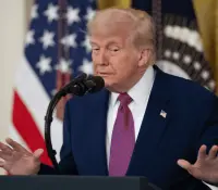 Respalda Trump impuesto a remesas de migrantes