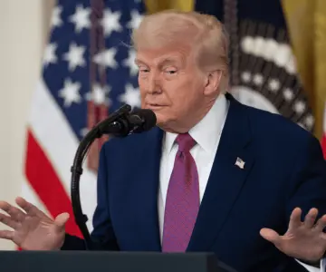 Respalda Trump impuesto a remesas de migrantes