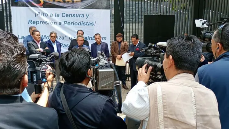 Grupo de periodistas frente a Senado. (Foto: Tomada de redes / EXPRESO)