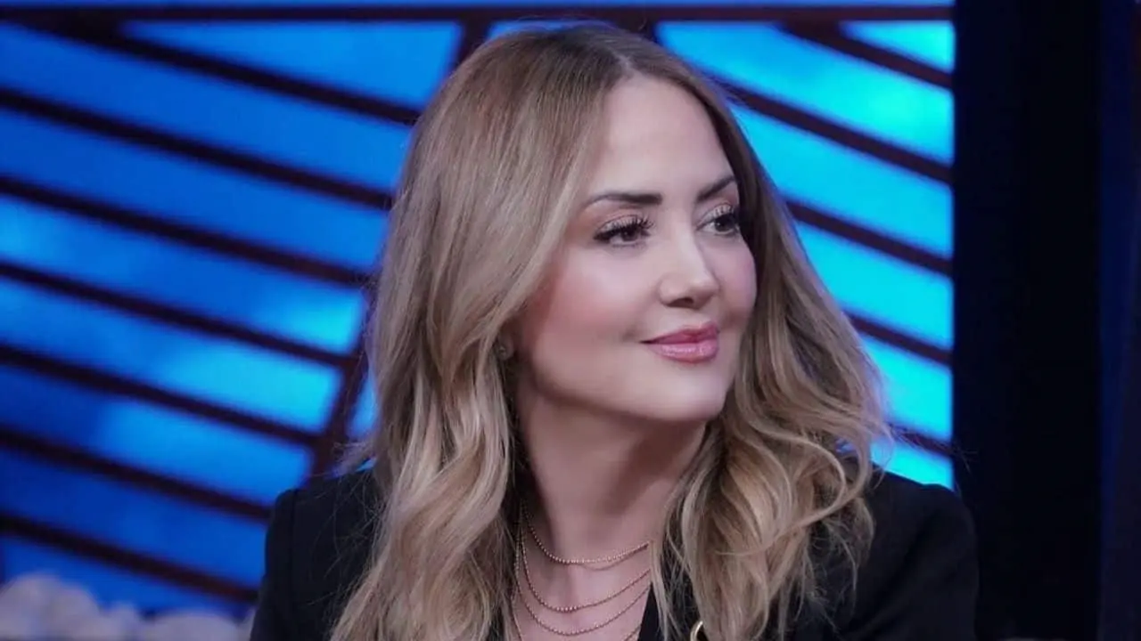 Captan a Andrea Legarreta en una cita; ella aclara quién es