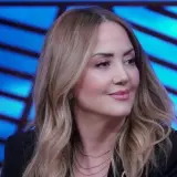 Captan a Andrea Legarreta en una cita; ella aclara quién es