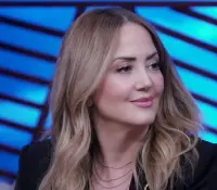 Captan a Andrea Legarreta en una cita; ella aclara quién es