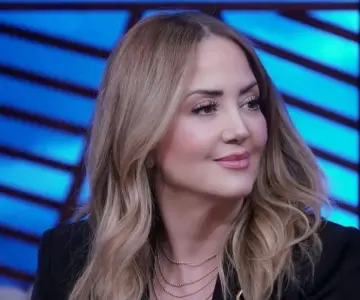Captan a Andrea Legarreta en una cita; ella aclara quién es
