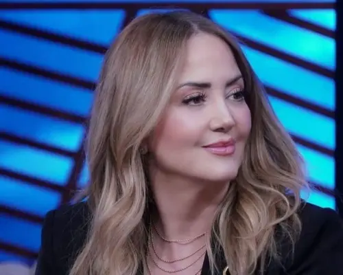 Captan a Andrea Legarreta en una cita; ella aclara quién es