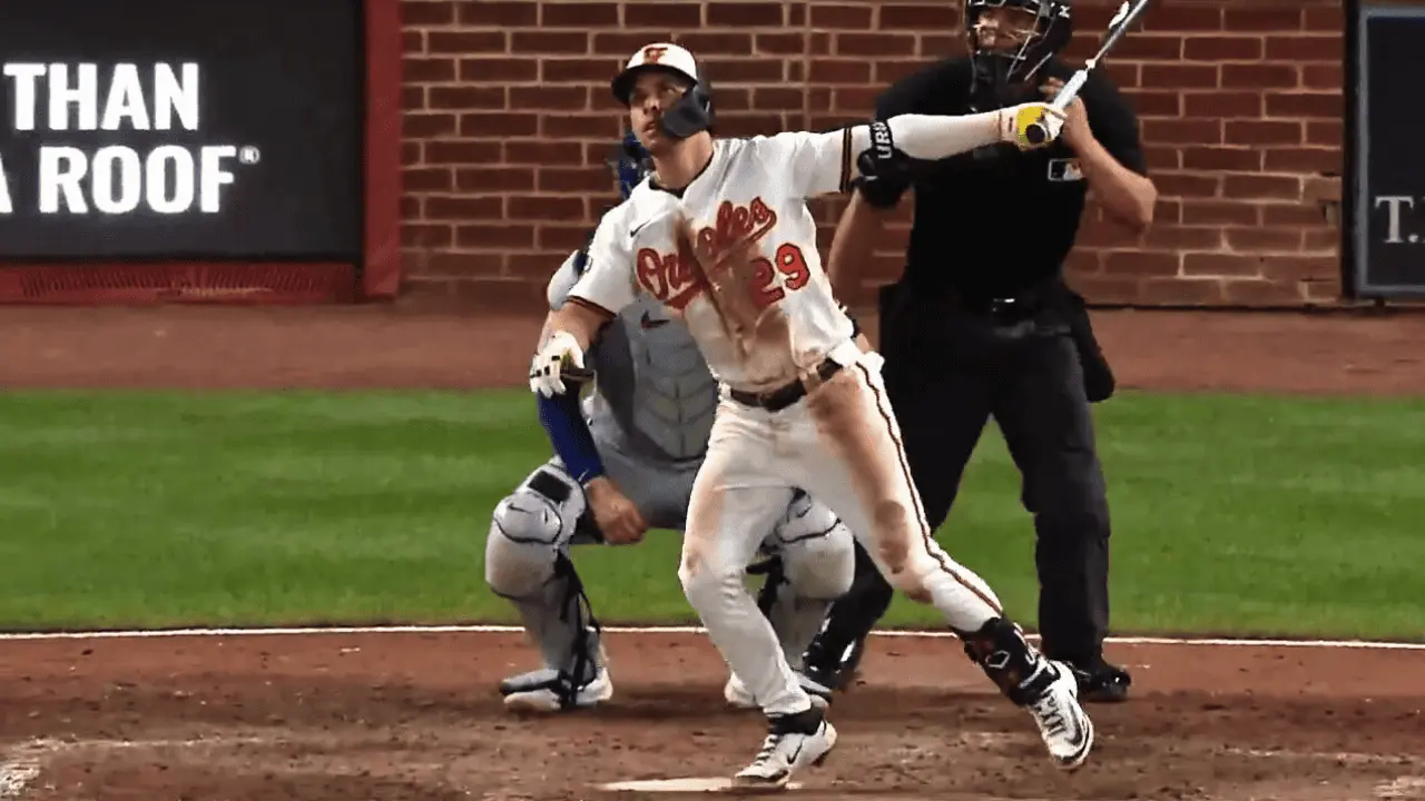 Ramón Urías pega HR del empate, pero Orioles pierden en extrainnings