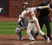 Ramón Urías pega HR del empate, pero Orioles pierden en extrainnings