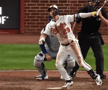 Ramón Urías pega HR del empate, pero Orioles pierden en extrainnings