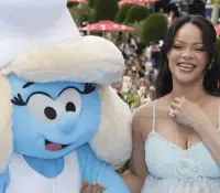 Rihanna presume embarazo en estreno de Los Pitufos