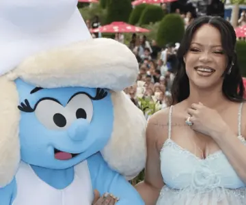 Rihanna presume embarazo en estreno de Los Pitufos
