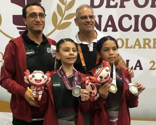 Dafne Rodríguez gana plata y bronce en tenis de mesa escolar 2025