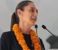 Promete Sheinbaum operaciones de cataratas en 2026