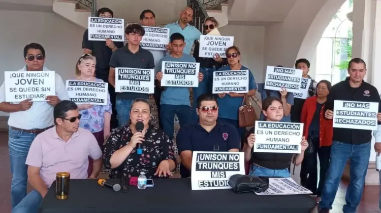 Aspirantes, padres, y Staus en Rectoría de la Unison. (Foto: Armando Aguilar / EXPRESO)
