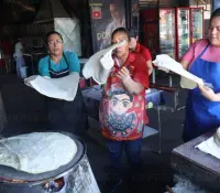 Entre fuego y tortillas: el oficio que resiste al calor del desierto