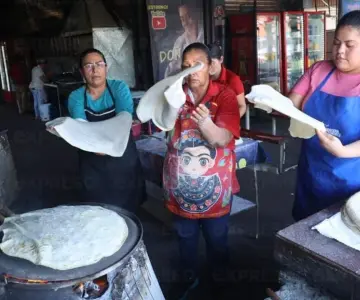 Entre fuego y tortillas: el oficio que resiste al calor del desierto