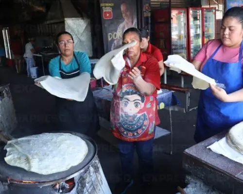 Entre fuego y tortillas: el oficio que resiste al calor del desierto