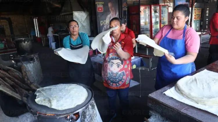 El grupo de personas resiste al calor con disciplina. (Foto: Jesús Ballesteros / EXPRESO)