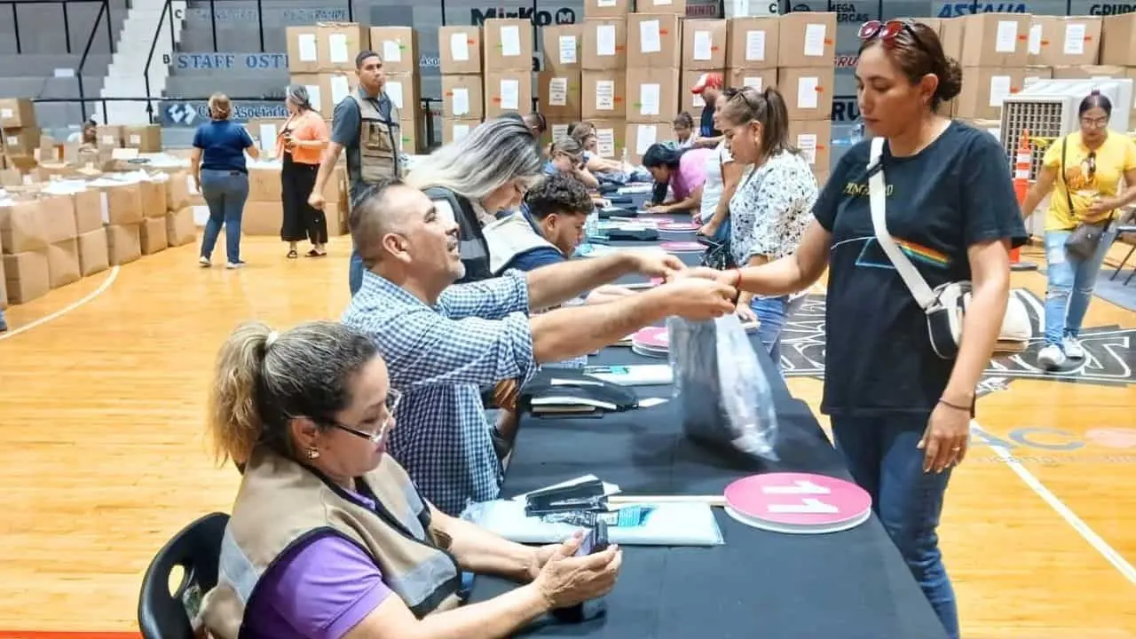 Inicia entrega de uniformes gratuitos y calzado en Guaymas