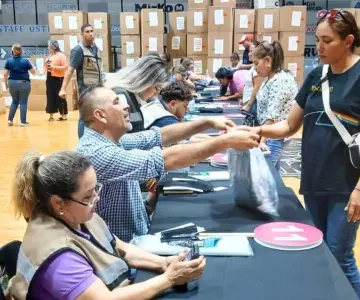 Inicia entrega de uniformes gratuitos y calzado en Guaymas