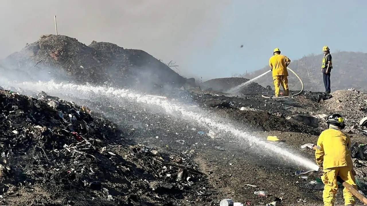 Controlan incendio en relleno sanitario de Guaymas
