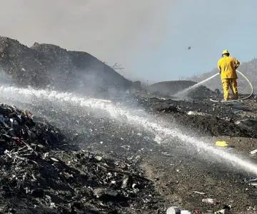 Controlan incendio en relleno sanitario de Guaymas
