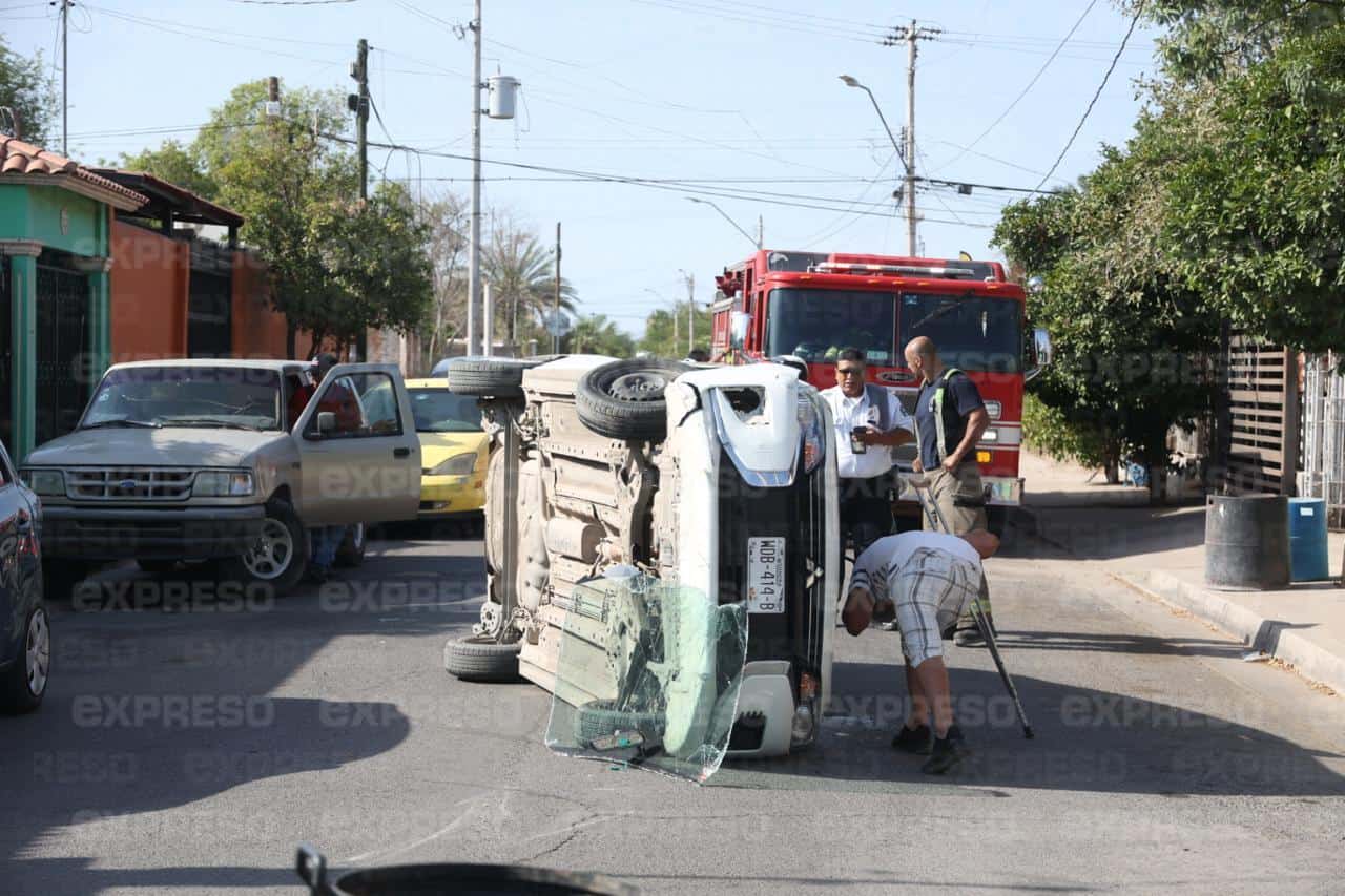 Mujer lesionada tras choque y volcadura en colonia Palo Verde
