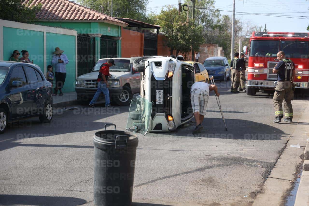 Mujer lesionada tras choque y volcadura en colonia Palo Verde
