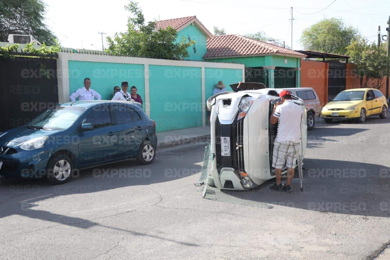 Mujer lesionada tras choque y volcadura en colonia Palo Verde