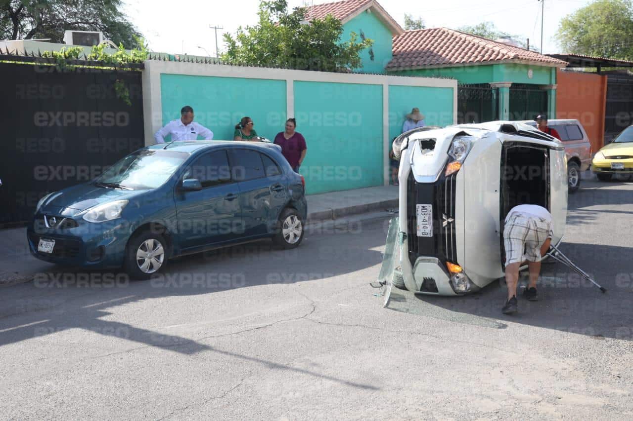 Mujer lesionada tras choque y volcadura en colonia Palo Verde
