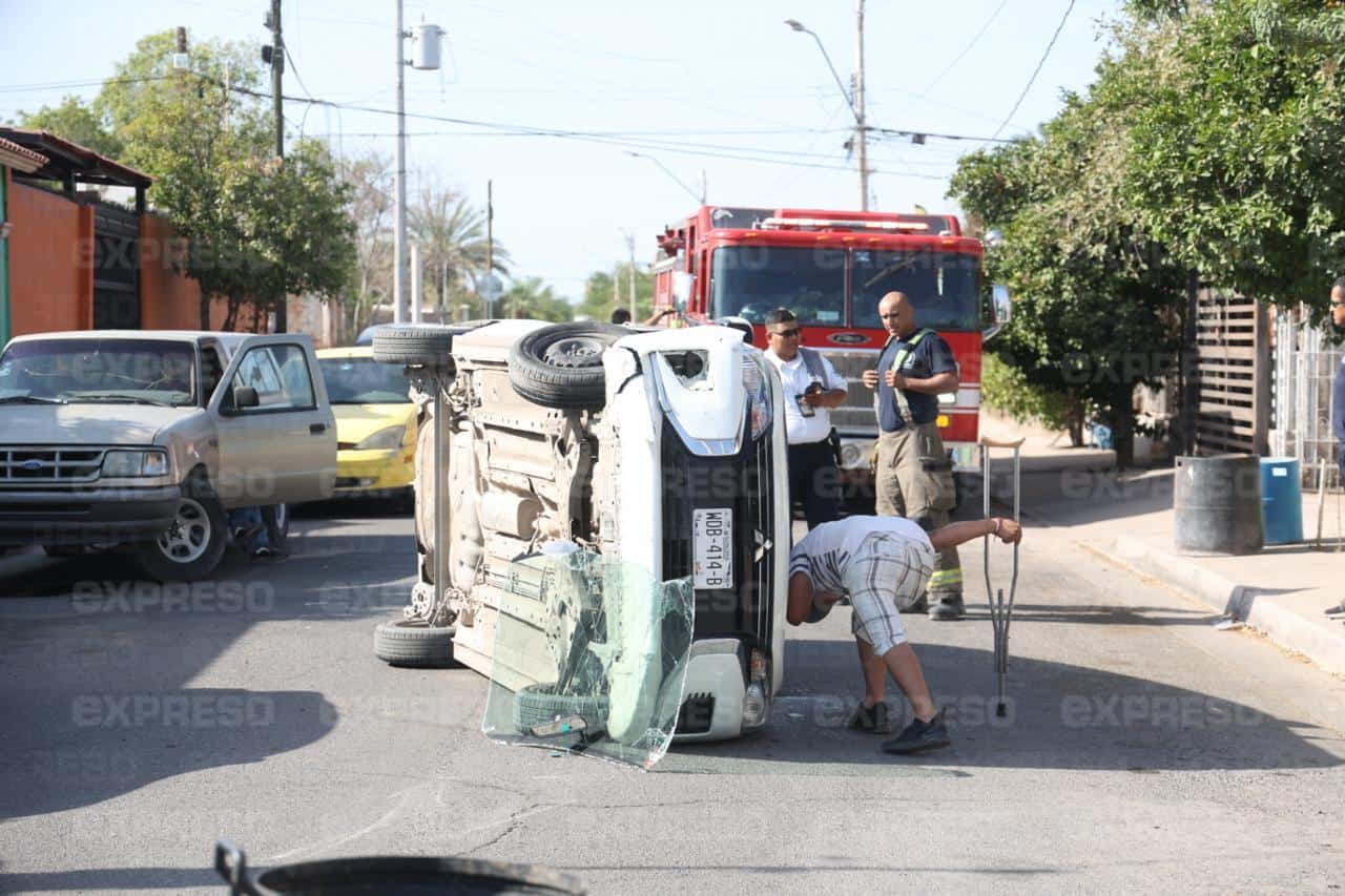 Mujer lesionada tras choque y volcadura en colonia Palo Verde