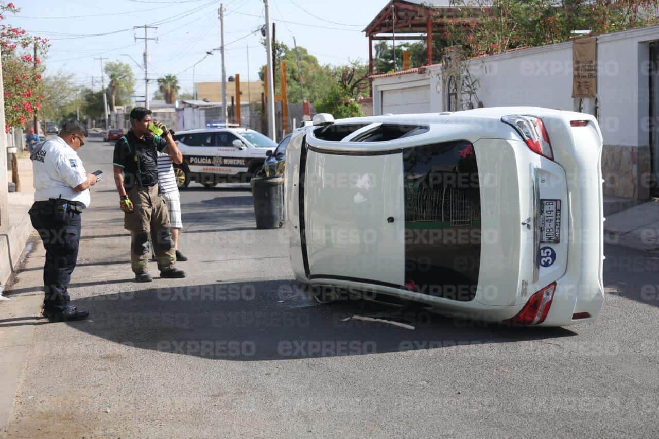 Mujer lesionada tras choque y volcadura en colonia Palo Verde