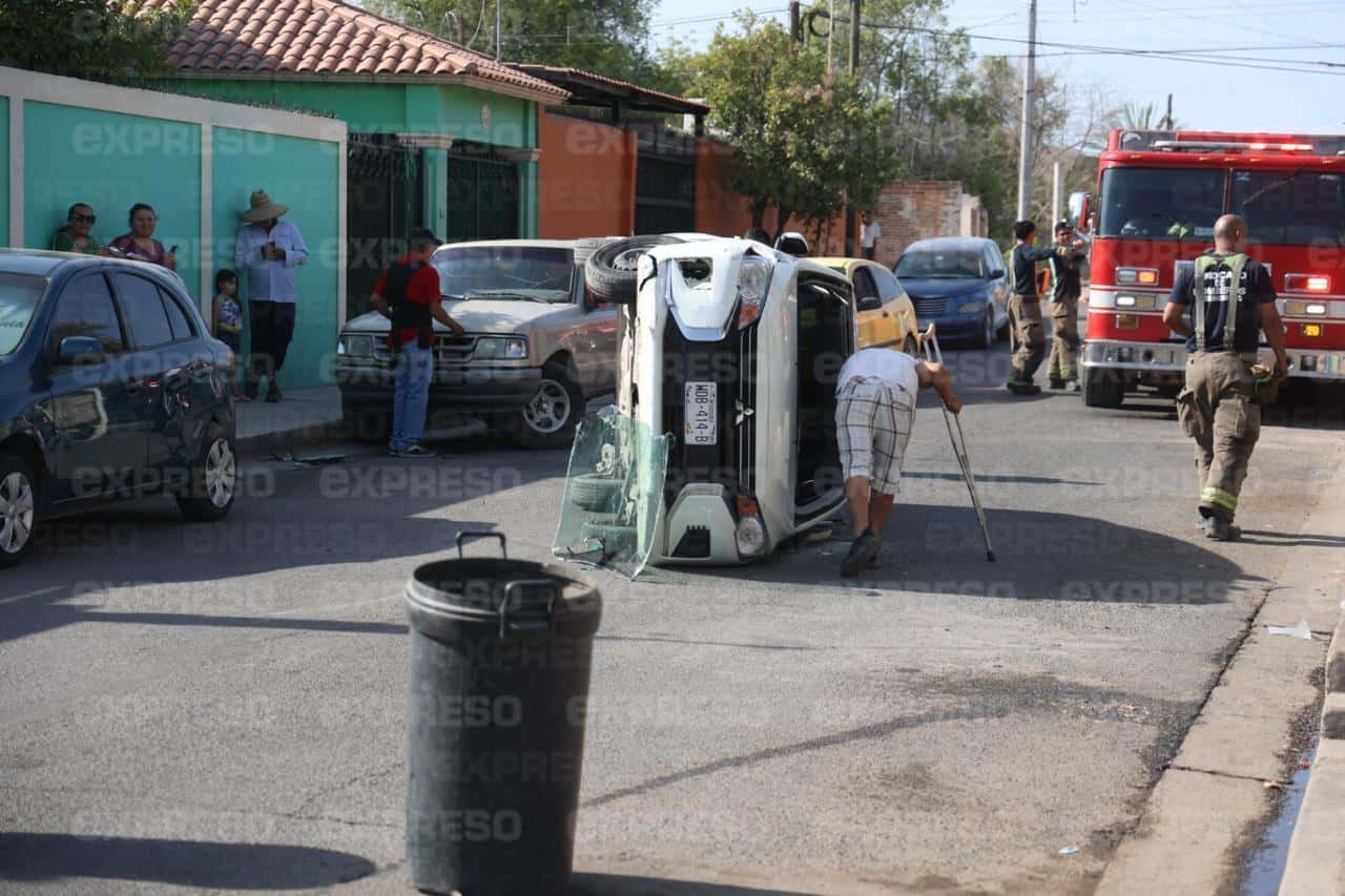 Mujer lesionada tras choque y volcadura en colonia Palo Verde