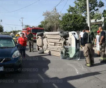 Mujer lesionada tras choque y volcadura en colonia Palo Verde