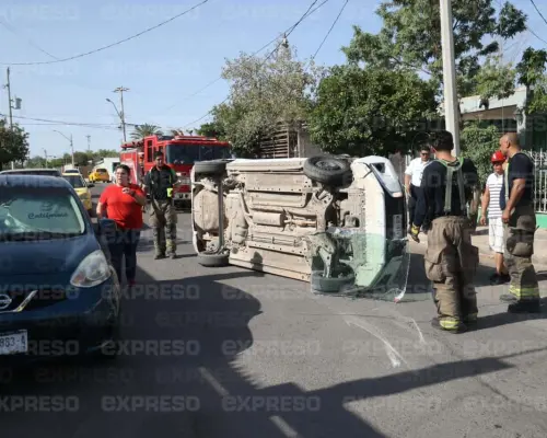 Mujer lesionada tras choque y volcadura en colonia Palo Verde