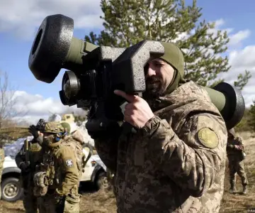 Anuncia Estados Unidos suspensión de ayuda militar y armas a Ucrania