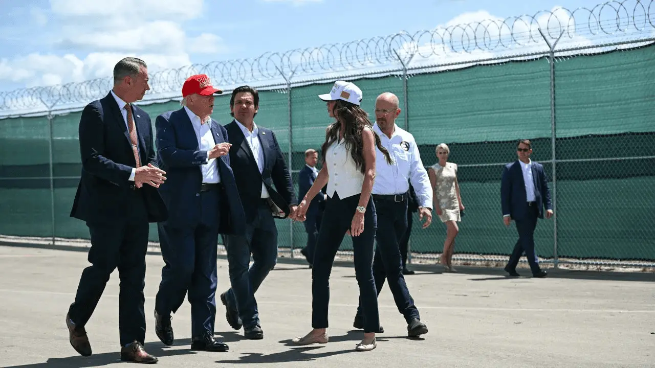 Donald Trump inspecciona centro de detención Alligator Alcatraz en Florida