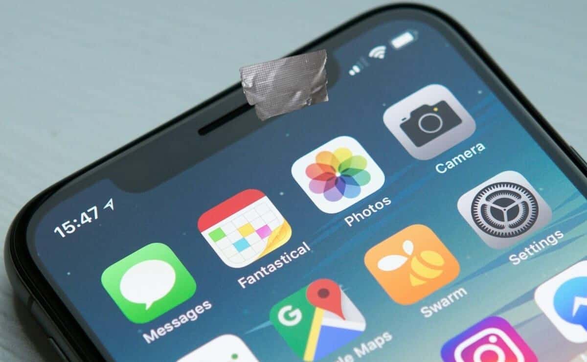 ¿Sirve poner cinta a la cámara de tu dispositivo para evitar el espionaje?