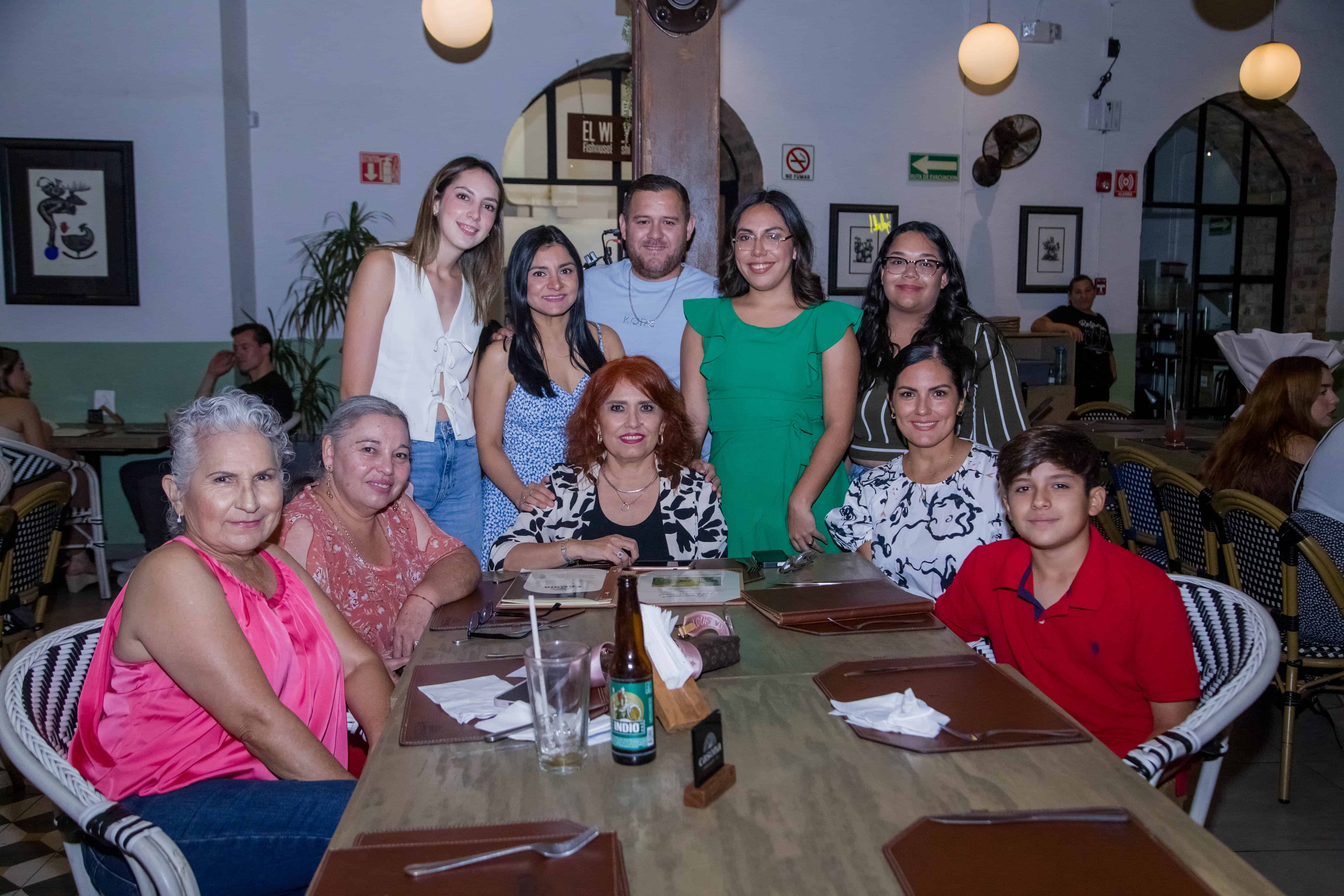 Celebran cumpleaños en Casona Obregón 55