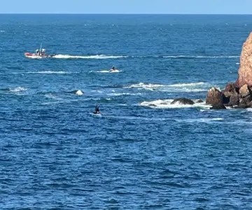 Hallan cuerpo durante búsqueda de joven arrastrado por oleaje en Guaymas