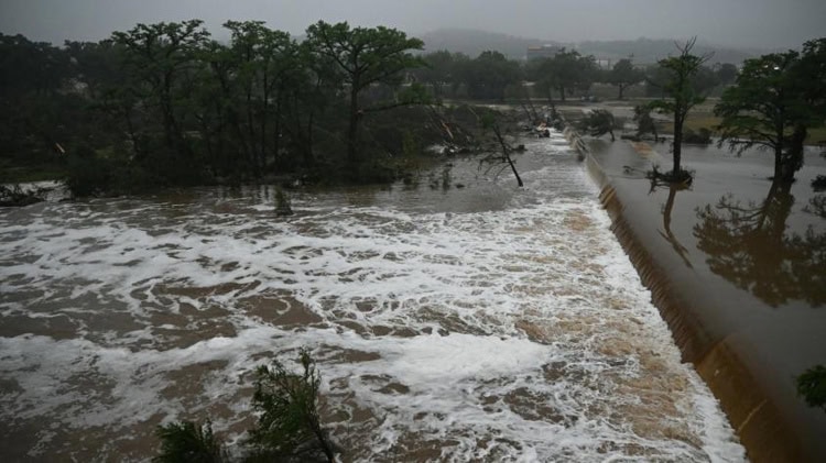 SRE busca a mexicanos damnificados por inundaciones en Texas