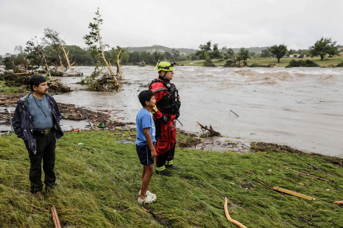 SRE busca a mexicanos damnificados por inundaciones en Texas