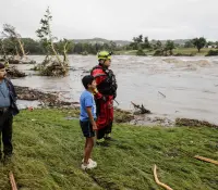 SRE busca a mexicanos damnificados por inundaciones en Texas