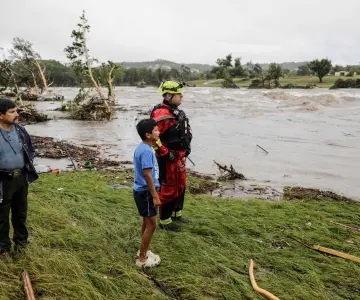 SRE busca a mexicanos damnificados por inundaciones en Texas
