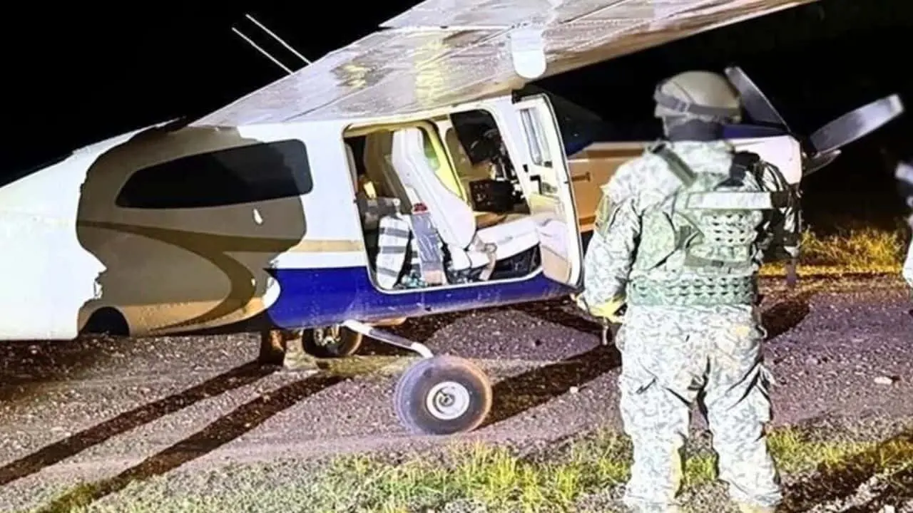 Interceptan avioneta con 400 kilos de cocaína en Colima