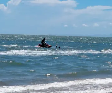 Se vuelca embarcación menor en Bahía de Kino; hay un lesionado