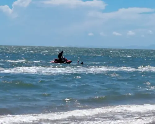 Se vuelca embarcación menor en Bahía de Kino; hay un lesionado