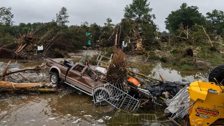 Asciende a 71 personas muertas por inundaciones en Texas
